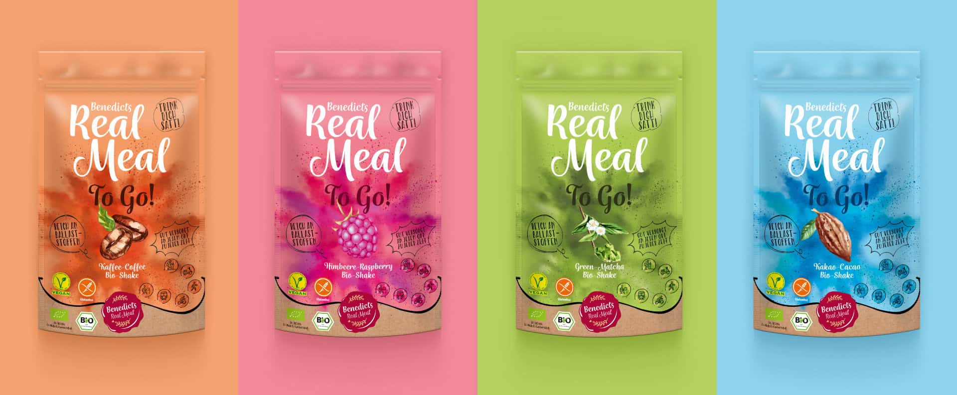 Vier bunte Beutel mit der Aufschrift „Real Meal To Go!“ und den Geschmacksrichtungen Mokka-Kaffee, Blaubeere-Himbeere, Spinat-Grünkohl und Indische Cashew-Linsen auf rosa, grünem, orangefarbenem und blauem Hintergrund.