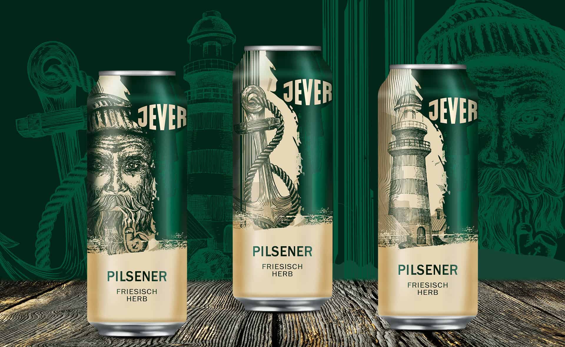 Drei Jever-Pilsener-Dosen, jede mit maritimen Illustrationen verziert, stehen auf einer Holzfläche. Vor einem dunkelgrünen Hintergrund mit ähnlichen Grafiken laden sie dazu ein, nicht nur den Geschmack, sondern auch das Auge mit einem kunstvollen Design zu genießen.