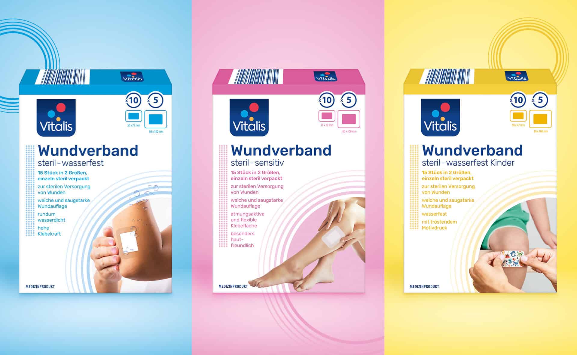 Drei Schachteln mit sterilen, wasserfesten Binden des Vitalis Wundverbands sind nebeneinander ausgestellt, jede Schachtel mit einem anderen Design und einer anderen Hintergrundfarbe: blau, rosa und gelb.